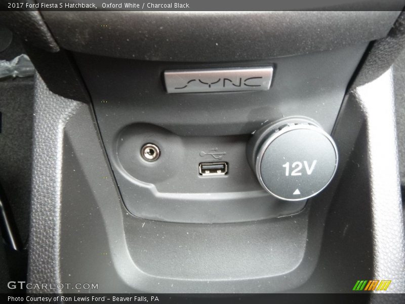 Oxford White / Charcoal Black 2017 Ford Fiesta S Hatchback