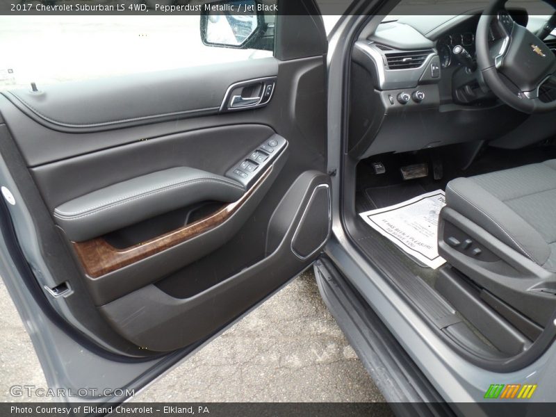 Pepperdust Metallic / Jet Black 2017 Chevrolet Suburban LS 4WD