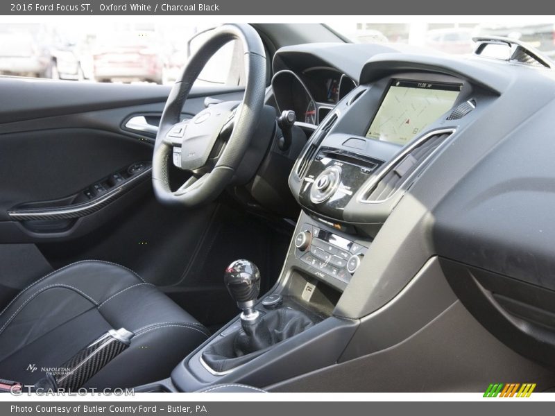 Oxford White / Charcoal Black 2016 Ford Focus ST