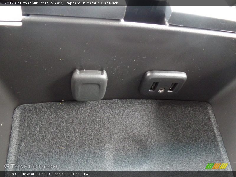 Pepperdust Metallic / Jet Black 2017 Chevrolet Suburban LS 4WD