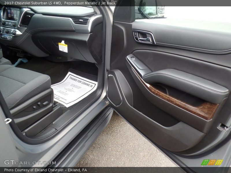 Pepperdust Metallic / Jet Black 2017 Chevrolet Suburban LS 4WD