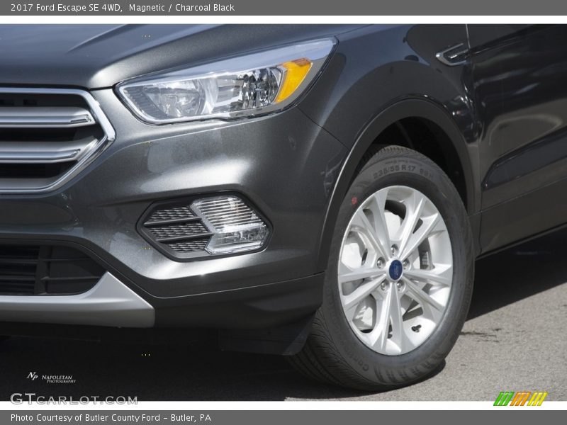 Magnetic / Charcoal Black 2017 Ford Escape SE 4WD