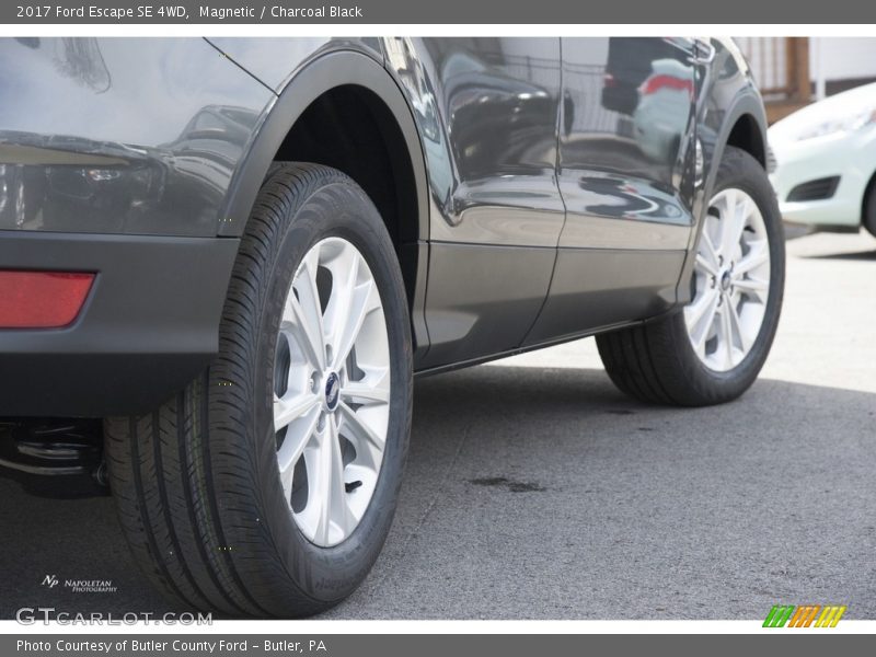 Magnetic / Charcoal Black 2017 Ford Escape SE 4WD