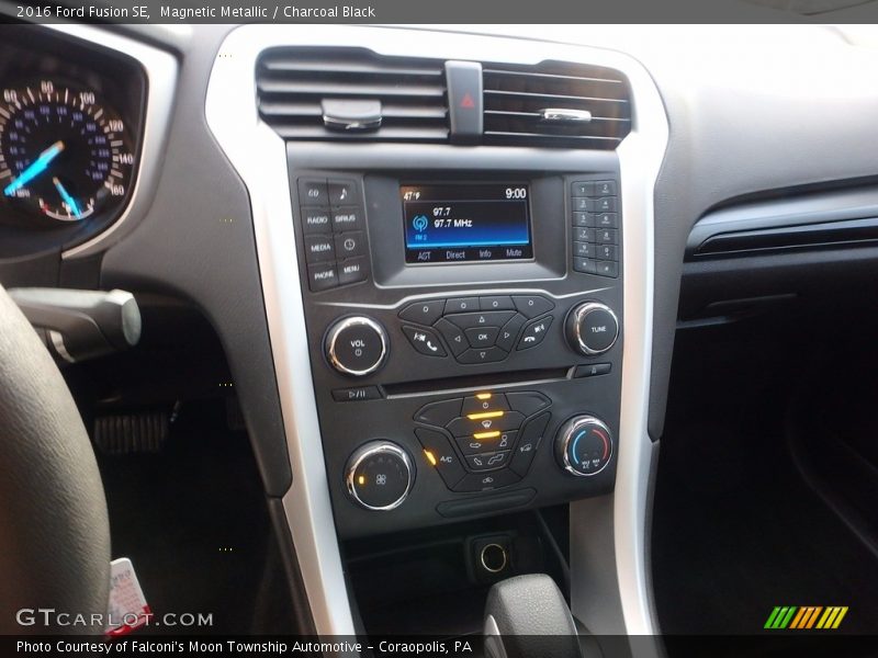 Magnetic Metallic / Charcoal Black 2016 Ford Fusion SE