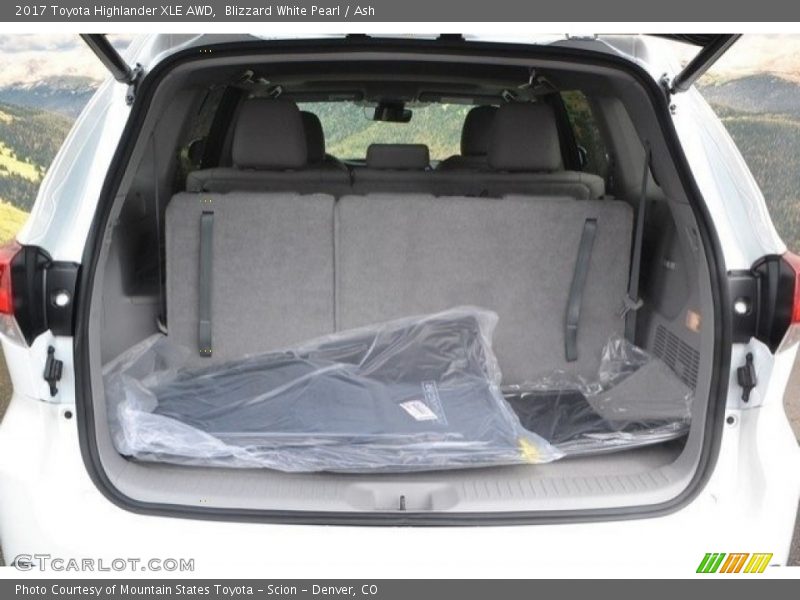 Blizzard White Pearl / Ash 2017 Toyota Highlander XLE AWD