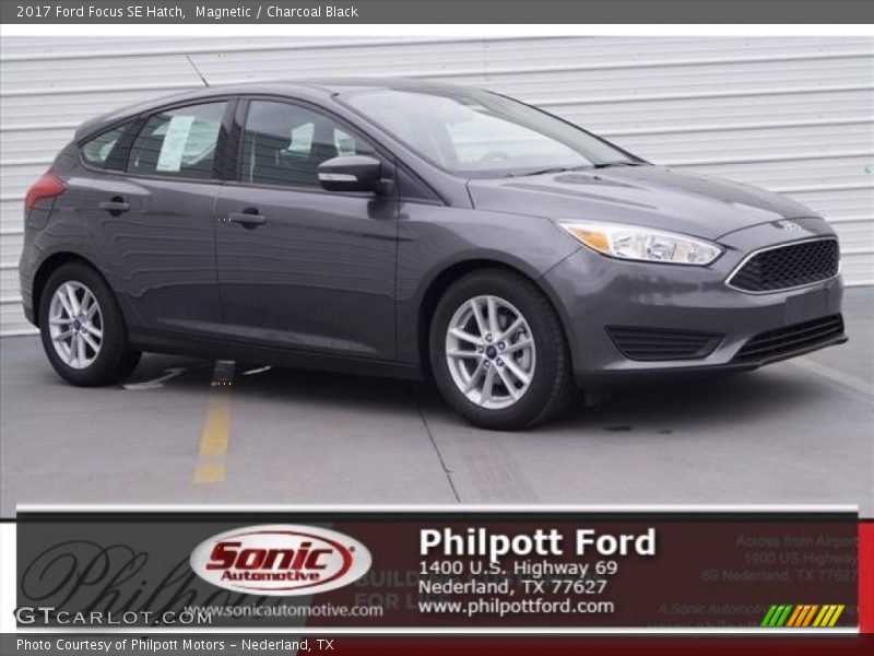 Magnetic / Charcoal Black 2017 Ford Focus SE Hatch