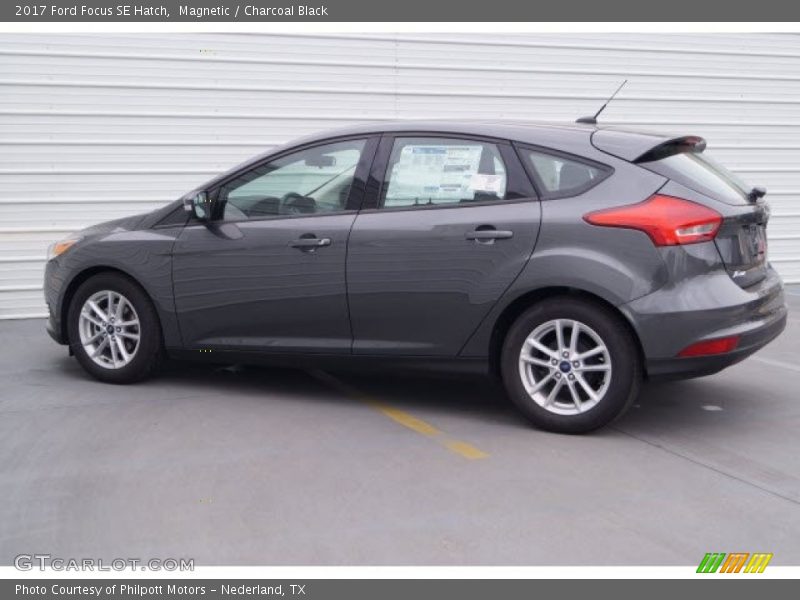 Magnetic / Charcoal Black 2017 Ford Focus SE Hatch