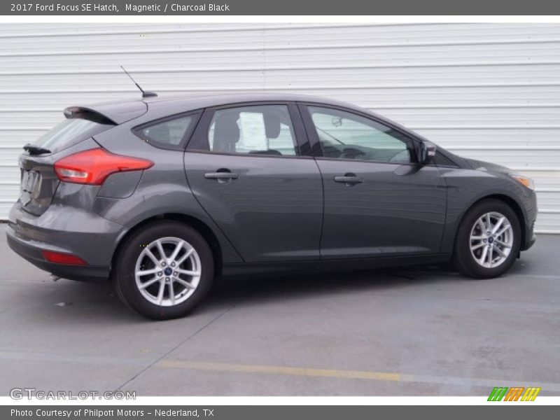 Magnetic / Charcoal Black 2017 Ford Focus SE Hatch