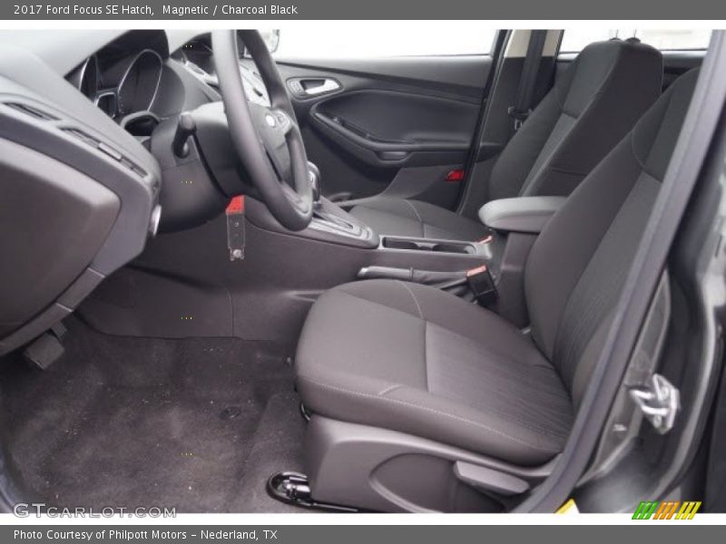 Magnetic / Charcoal Black 2017 Ford Focus SE Hatch
