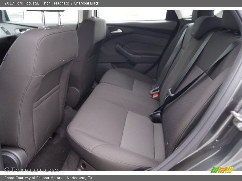 Magnetic / Charcoal Black 2017 Ford Focus SE Hatch