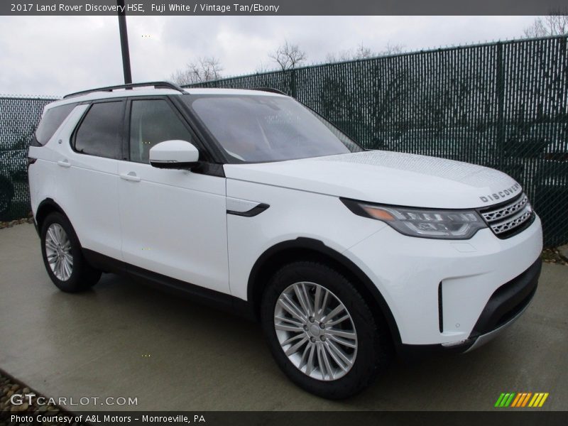 Front 3/4 View of 2017 Discovery HSE
