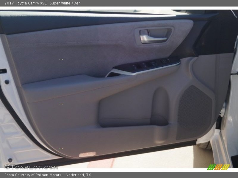 Super White / Ash 2017 Toyota Camry XSE