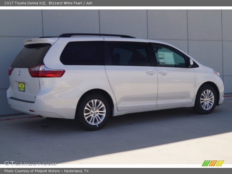 Blizzard White Pearl / Ash 2017 Toyota Sienna XLE
