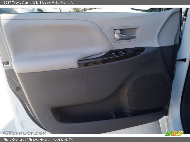 Blizzard White Pearl / Ash 2017 Toyota Sienna XLE
