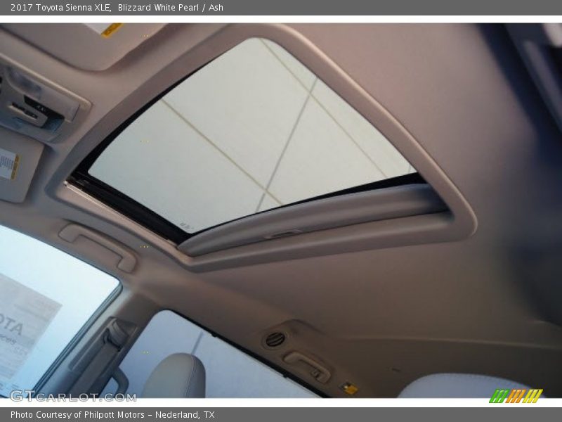 Blizzard White Pearl / Ash 2017 Toyota Sienna XLE
