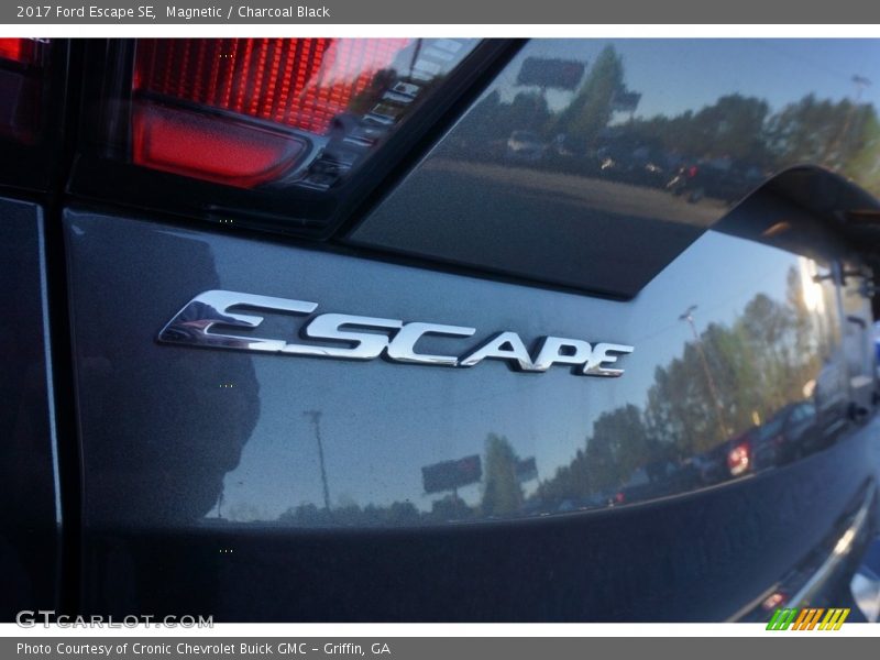 Magnetic / Charcoal Black 2017 Ford Escape SE