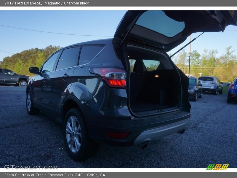 Magnetic / Charcoal Black 2017 Ford Escape SE