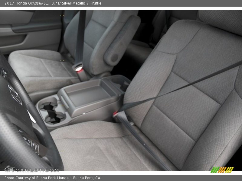 Lunar Silver Metallic / Truffle 2017 Honda Odyssey SE