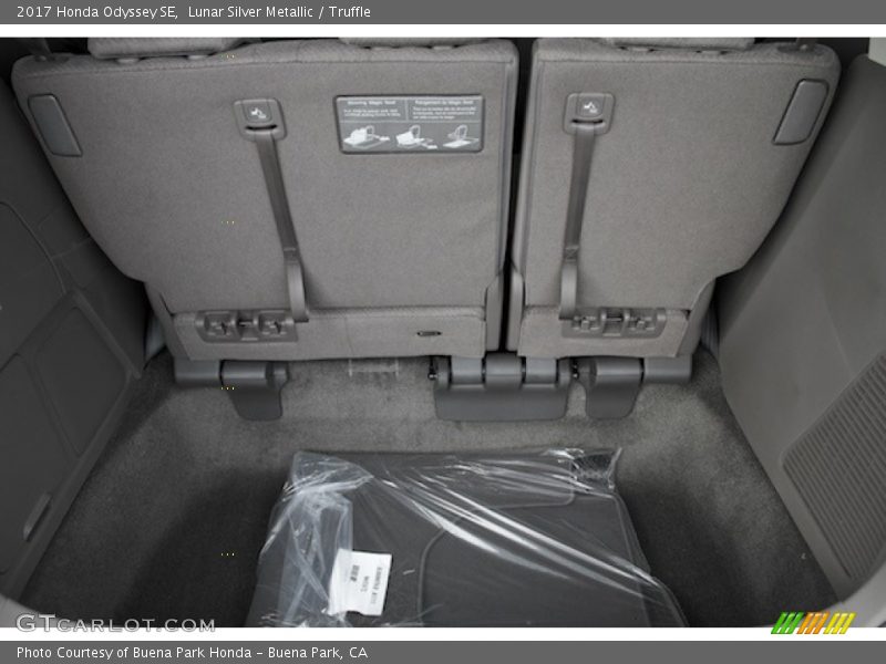 Lunar Silver Metallic / Truffle 2017 Honda Odyssey SE