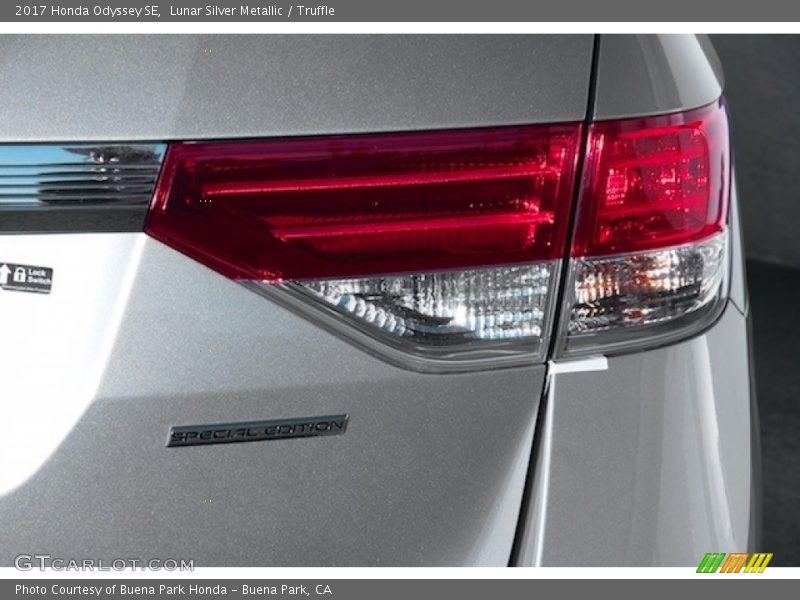 Lunar Silver Metallic / Truffle 2017 Honda Odyssey SE
