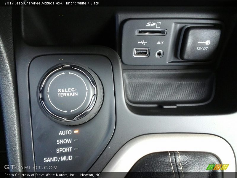Bright White / Black 2017 Jeep Cherokee Altitude 4x4