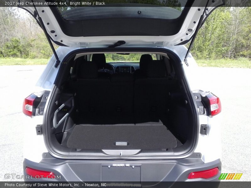 Bright White / Black 2017 Jeep Cherokee Altitude 4x4