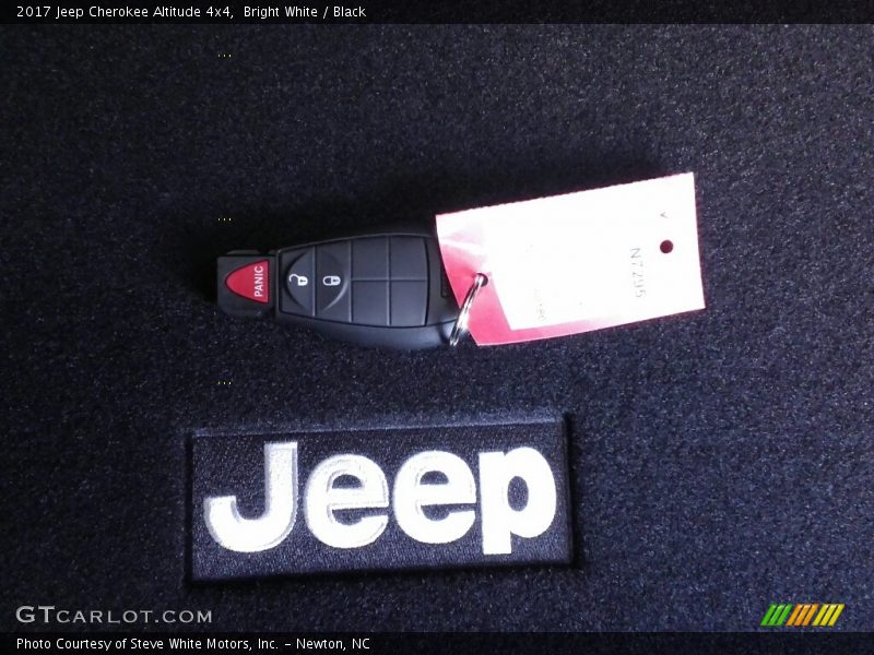 Bright White / Black 2017 Jeep Cherokee Altitude 4x4