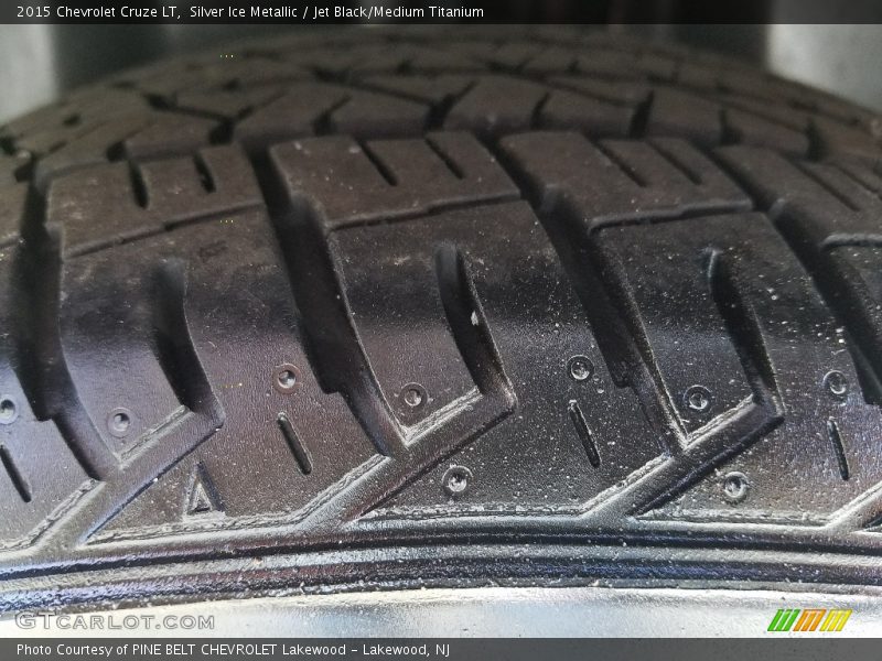 Silver Ice Metallic / Jet Black/Medium Titanium 2015 Chevrolet Cruze LT