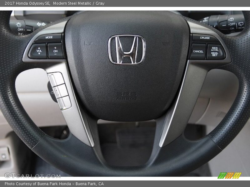 Modern Steel Metallic / Gray 2017 Honda Odyssey SE