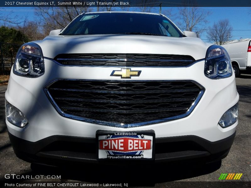 Summit White / Light Titanium/Jet Black 2017 Chevrolet Equinox LT