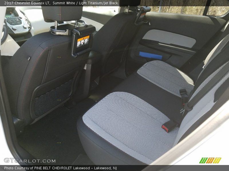 Summit White / Light Titanium/Jet Black 2017 Chevrolet Equinox LT