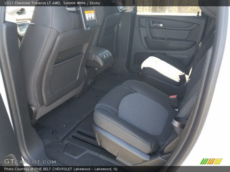 Summit White / Ebony 2017 Chevrolet Traverse LT AWD