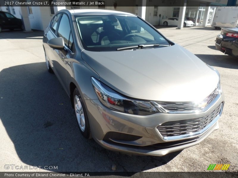 Pepperdust Metallic / Jet Black 2017 Chevrolet Cruze LT