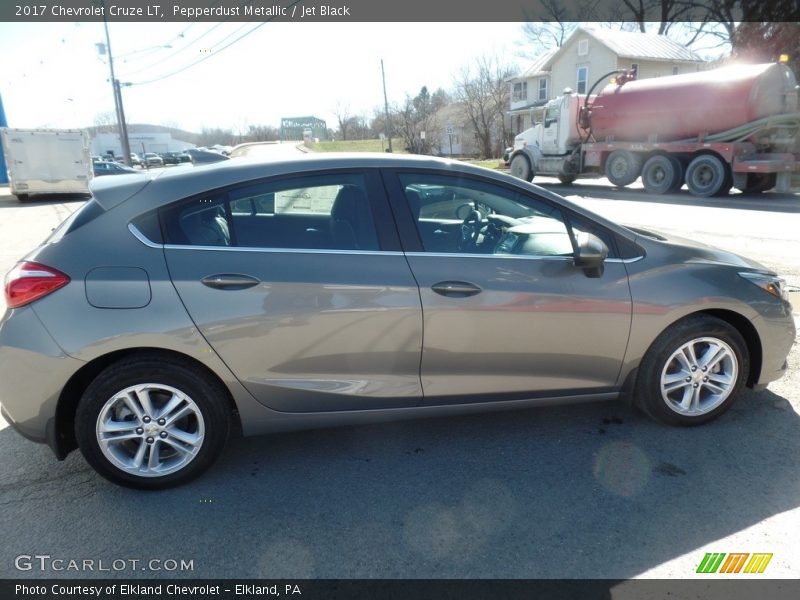 Pepperdust Metallic / Jet Black 2017 Chevrolet Cruze LT
