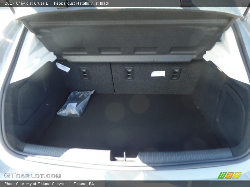 Pepperdust Metallic / Jet Black 2017 Chevrolet Cruze LT