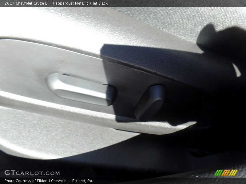 Pepperdust Metallic / Jet Black 2017 Chevrolet Cruze LT