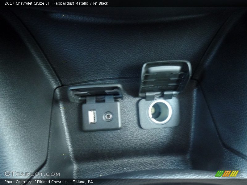Pepperdust Metallic / Jet Black 2017 Chevrolet Cruze LT