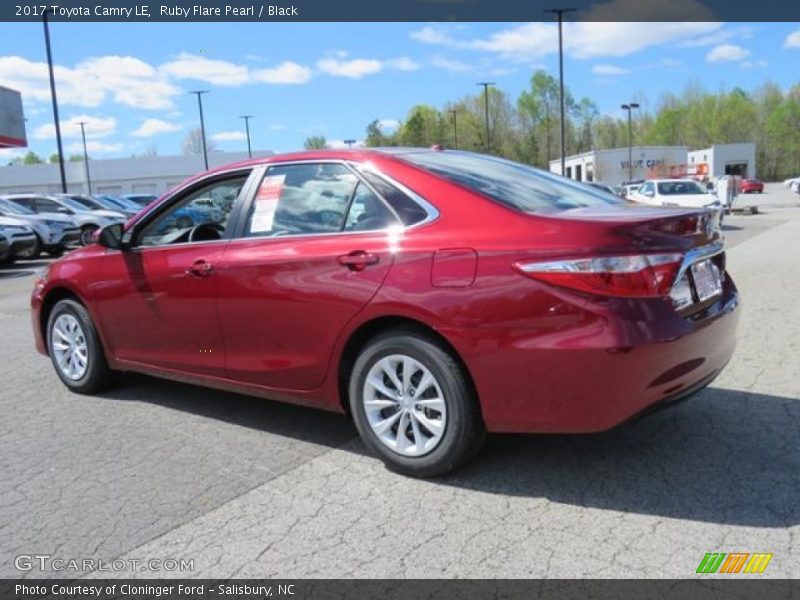Ruby Flare Pearl / Black 2017 Toyota Camry LE