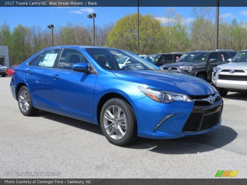 Front 3/4 View of 2017 Camry SE
