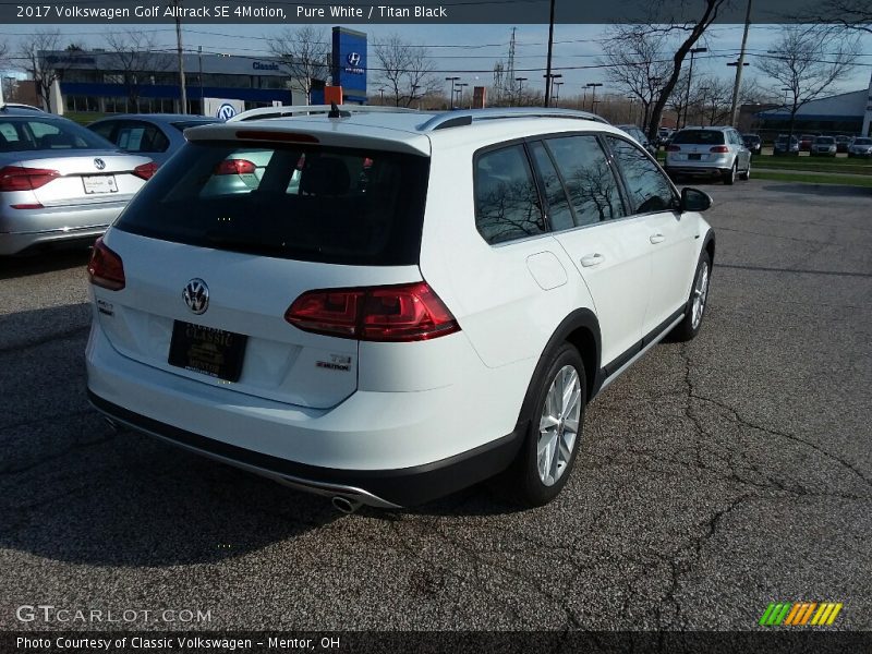 Pure White / Titan Black 2017 Volkswagen Golf Alltrack SE 4Motion