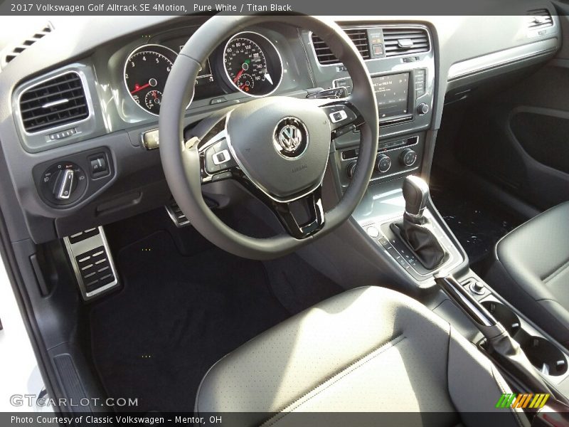 Pure White / Titan Black 2017 Volkswagen Golf Alltrack SE 4Motion