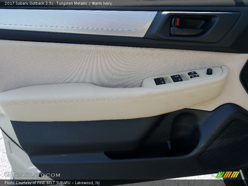 Tungsten Metallic / Warm Ivory 2017 Subaru Outback 2.5i