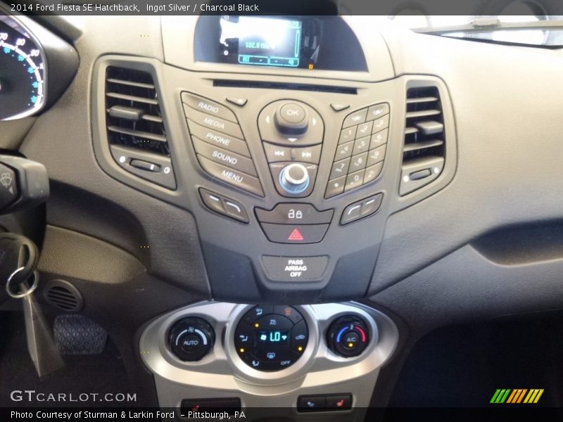 Ingot Silver / Charcoal Black 2014 Ford Fiesta SE Hatchback