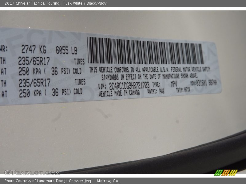 Tusk White / Black/Alloy 2017 Chrysler Pacifica Touring