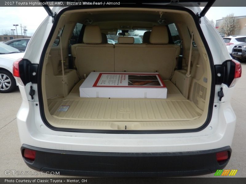 Blizzard White Pearl / Almond 2017 Toyota Highlander LE AWD