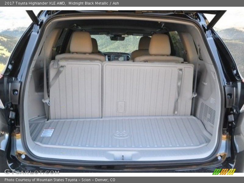Midnight Black Metallic / Ash 2017 Toyota Highlander XLE AWD