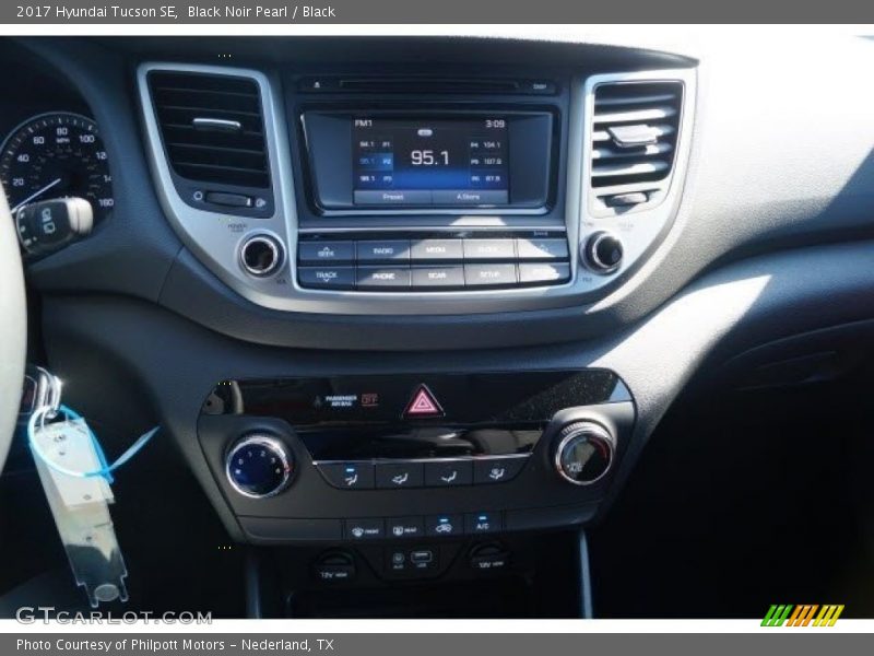 Black Noir Pearl / Black 2017 Hyundai Tucson SE
