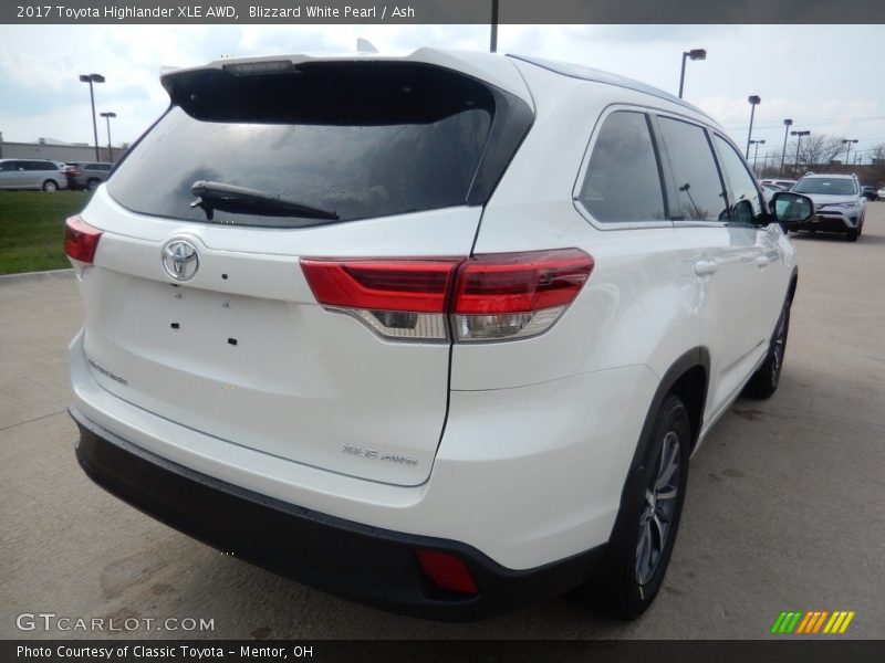 Blizzard White Pearl / Ash 2017 Toyota Highlander XLE AWD