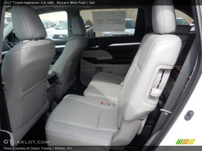 Blizzard White Pearl / Ash 2017 Toyota Highlander XLE AWD