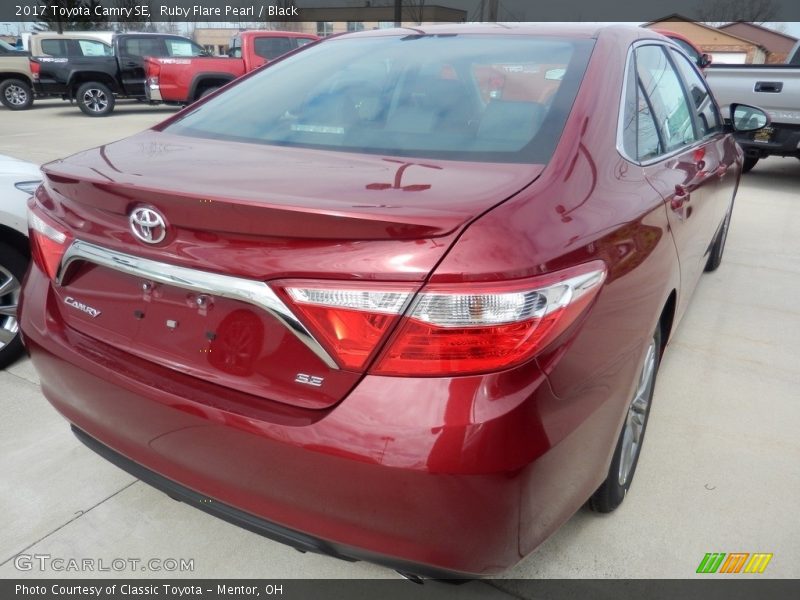 Ruby Flare Pearl / Black 2017 Toyota Camry SE